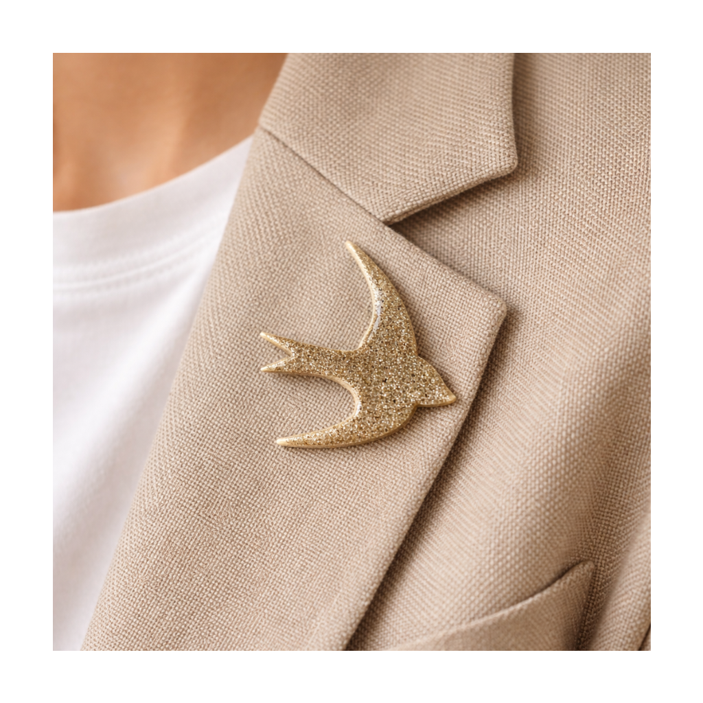 Broche hirondelle vernis doré à paillettes