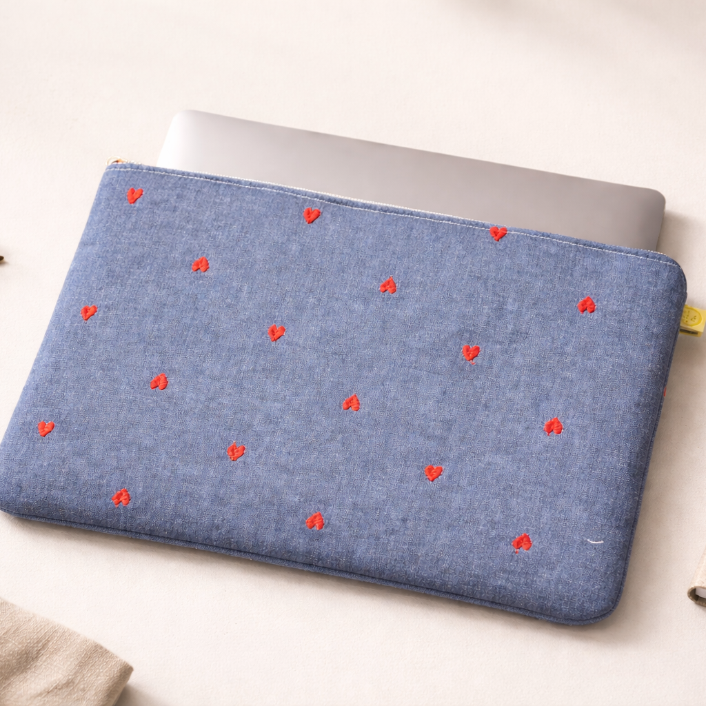 Housse d'ordinateur bleu jean et coeurs rouges brodés