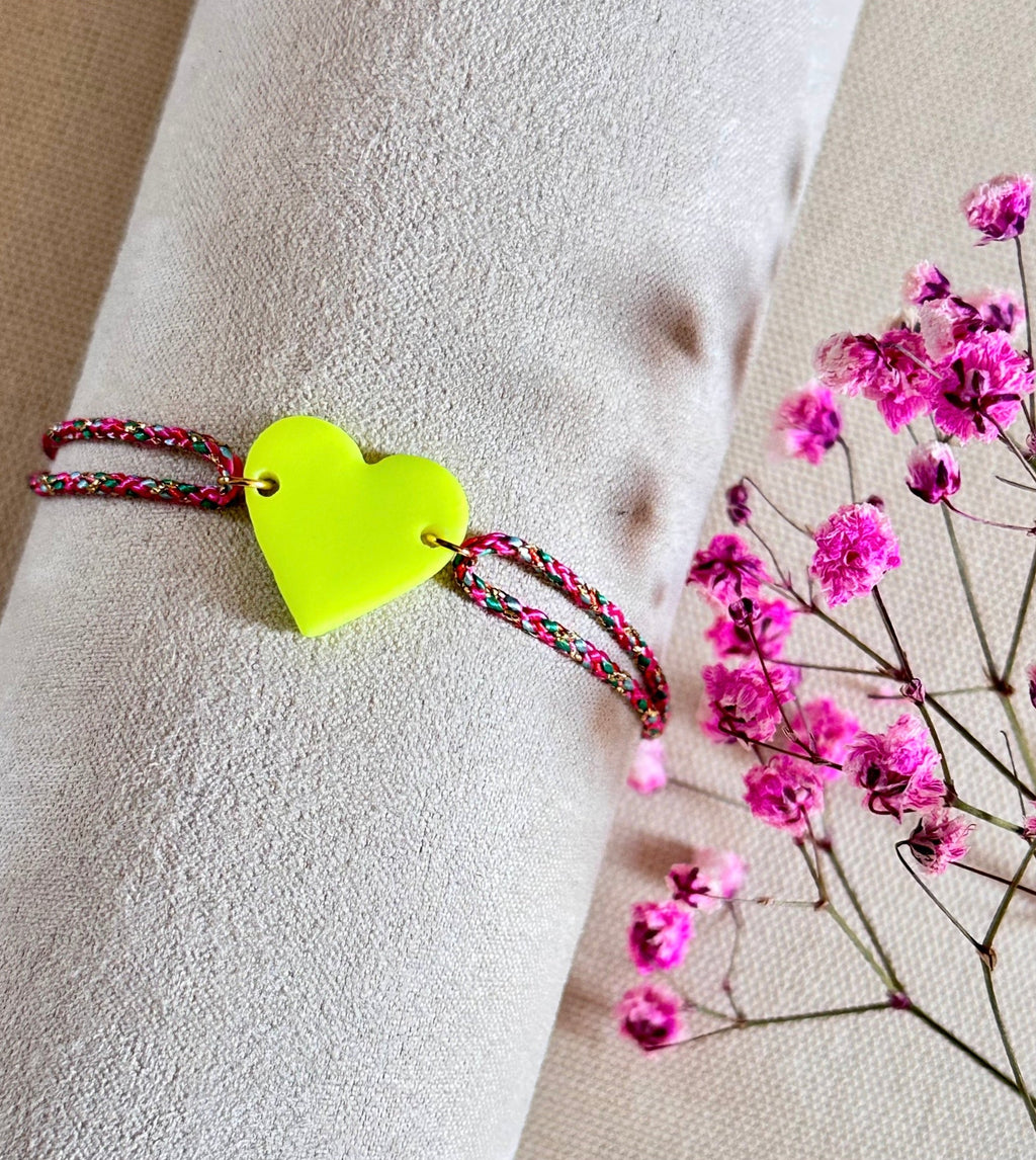 Bracelet cordon rose avec breloque coeur