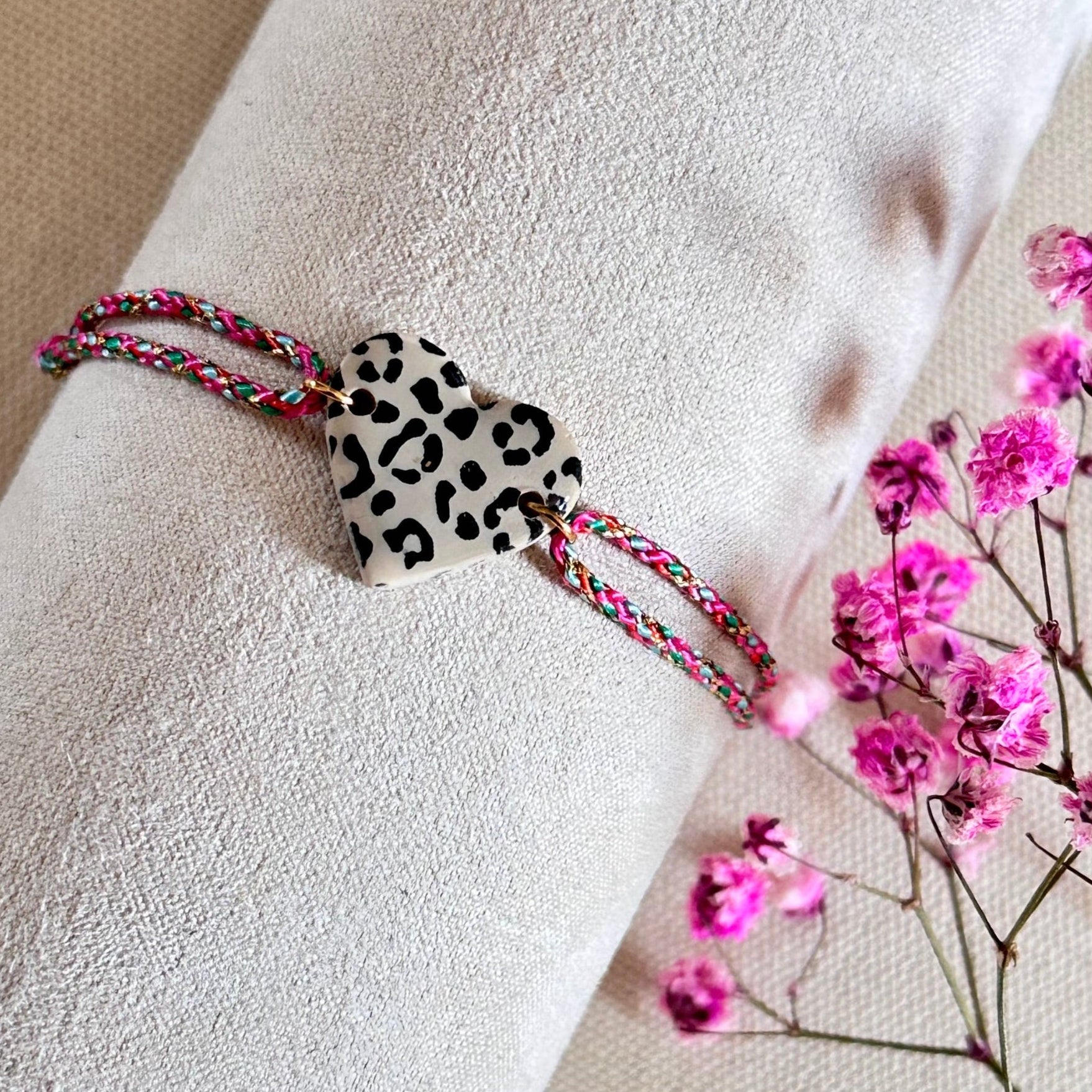 Bracelet cordon rose avec breloque coeur