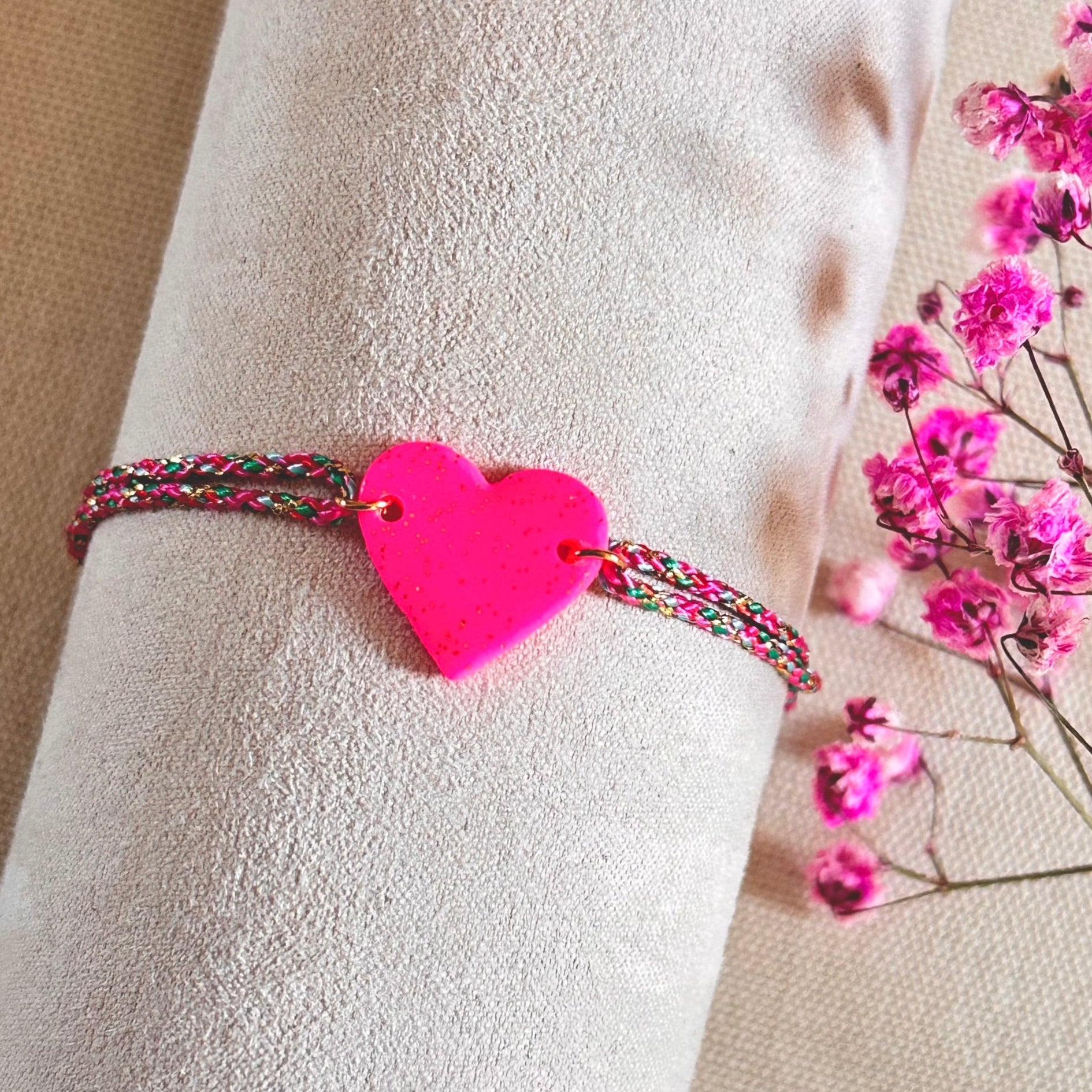 Bracelet cordon rose avec breloque coeur