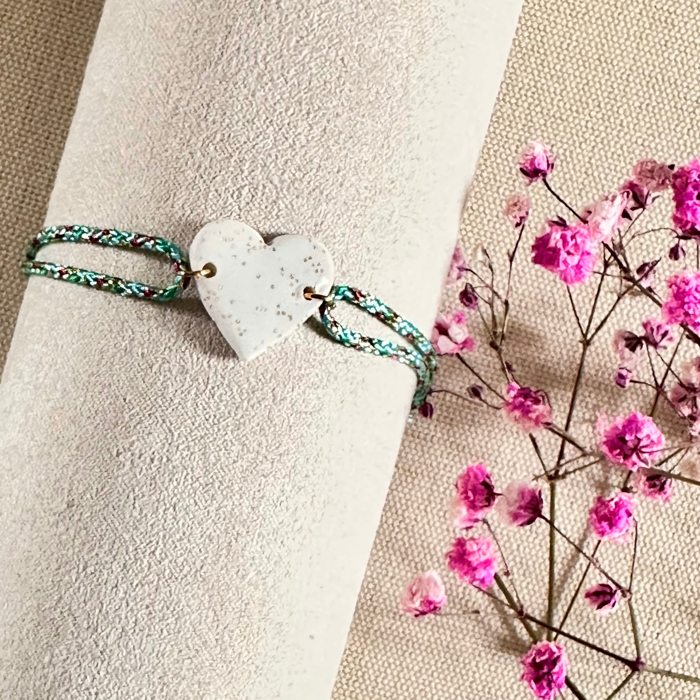Bracelet cordon turquoise avec breloque coeur