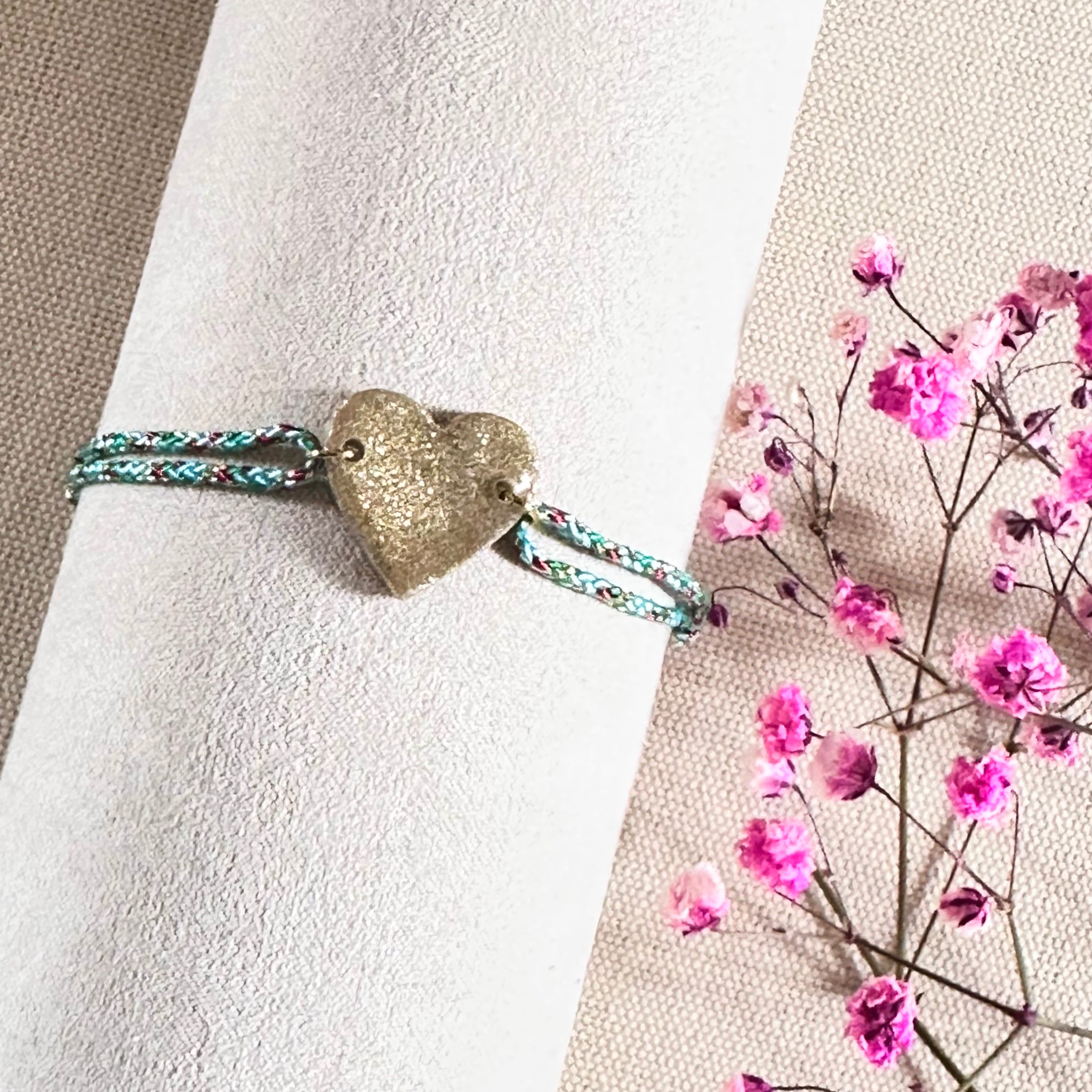 Bracelet cordon turquoise avec breloque coeur