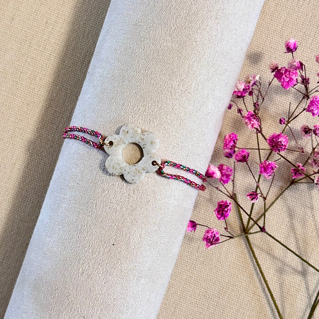 Bracelet cordon coloré avec breloque fleur
