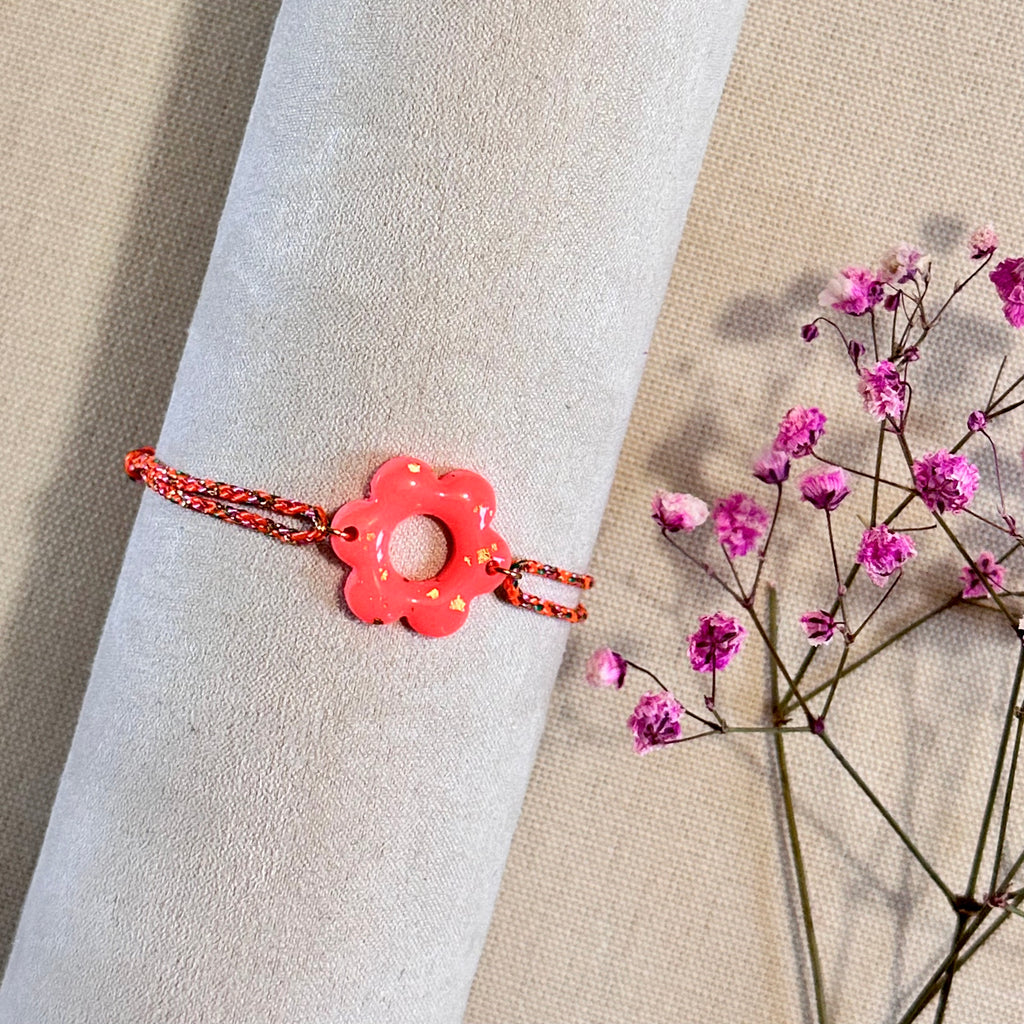 Bracelet cordon coloré avec breloque fleur