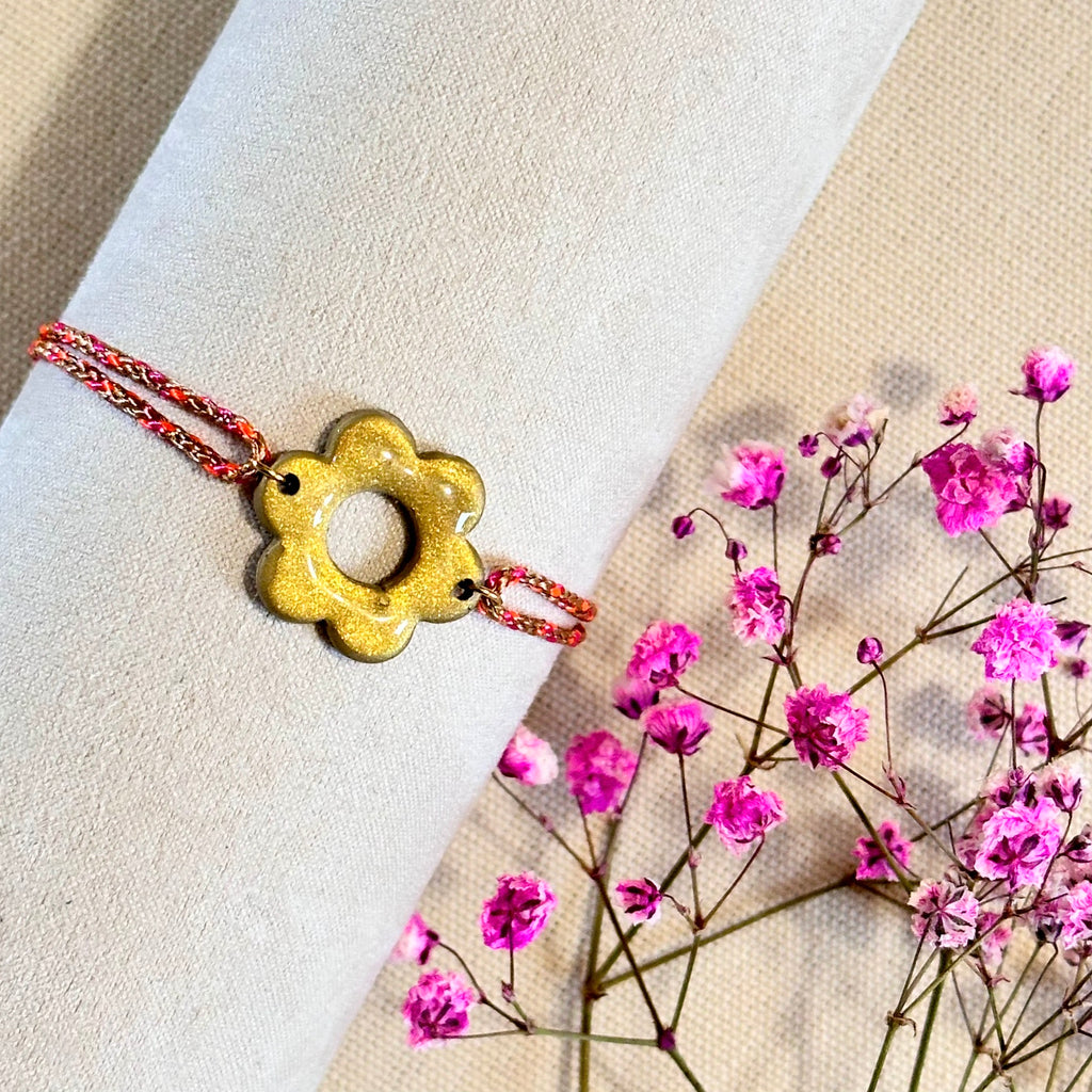 Bracelet cordon coloré avec breloque fleur