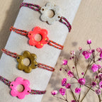 Bracelet cordon coloré avec breloque fleur