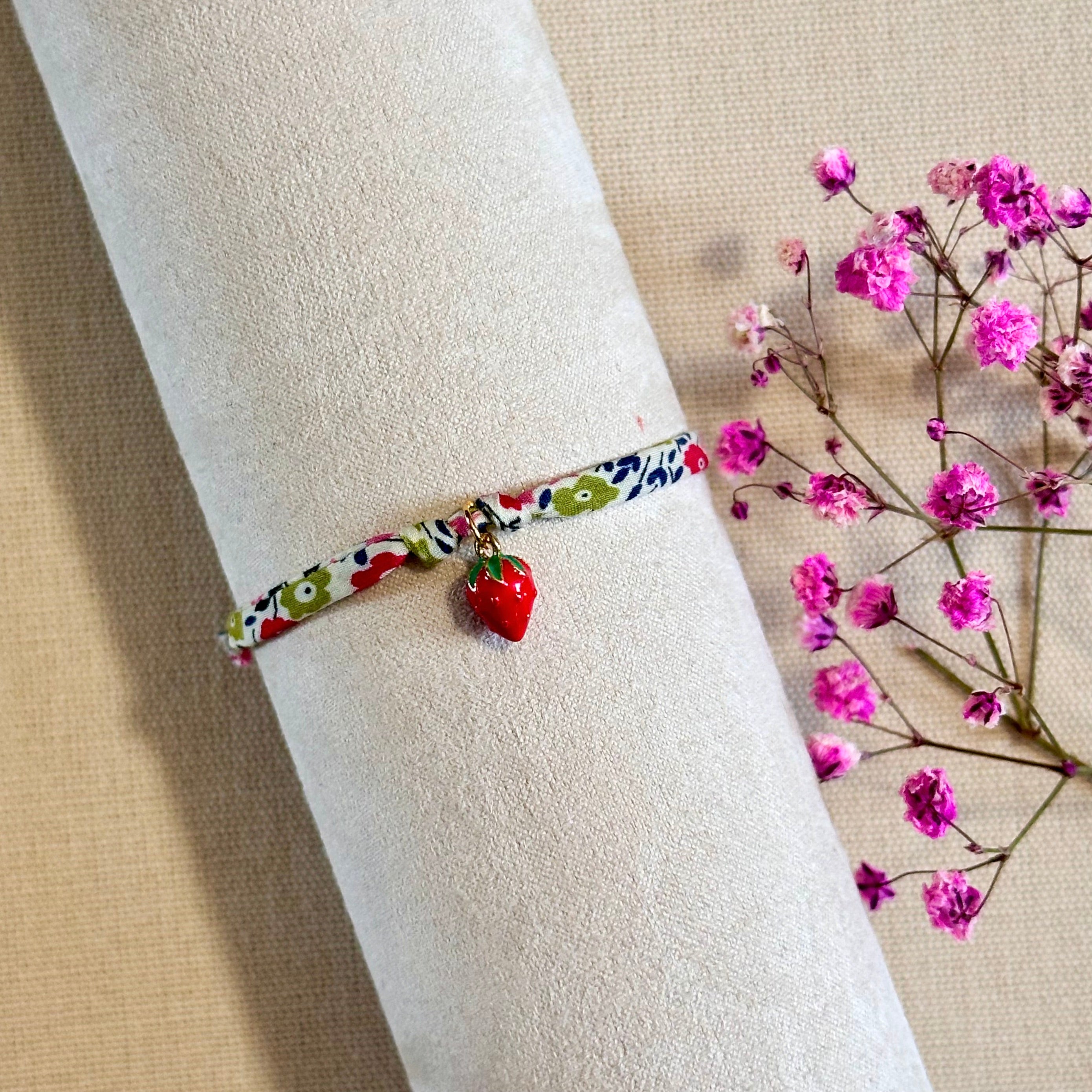 Bracelet en cordons Liberty pompon rose ou fraise
