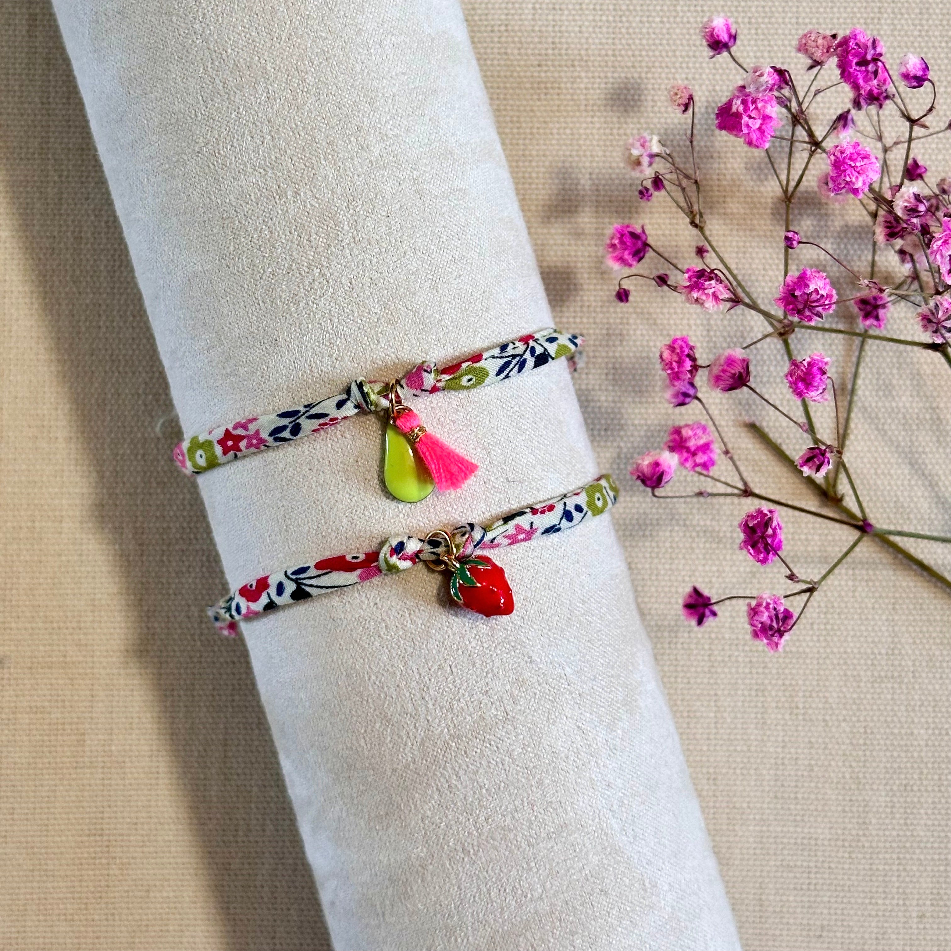 Bracelet en cordons Liberty pompon rose ou fraise