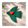 Broche oiseau Matisse vert coeur rouge