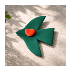 Broche oiseau Matisse vert coeur rouge