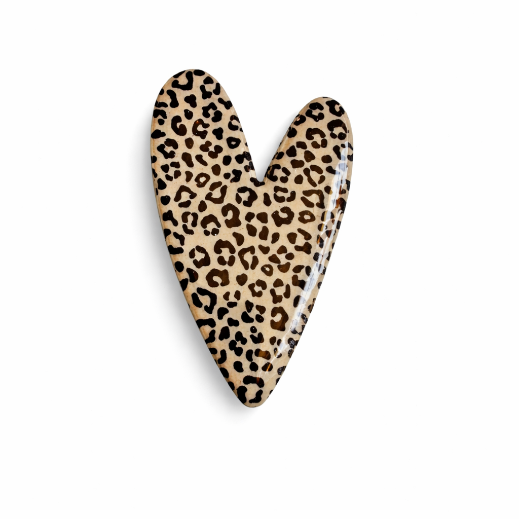 Broche coeur leopard vernis