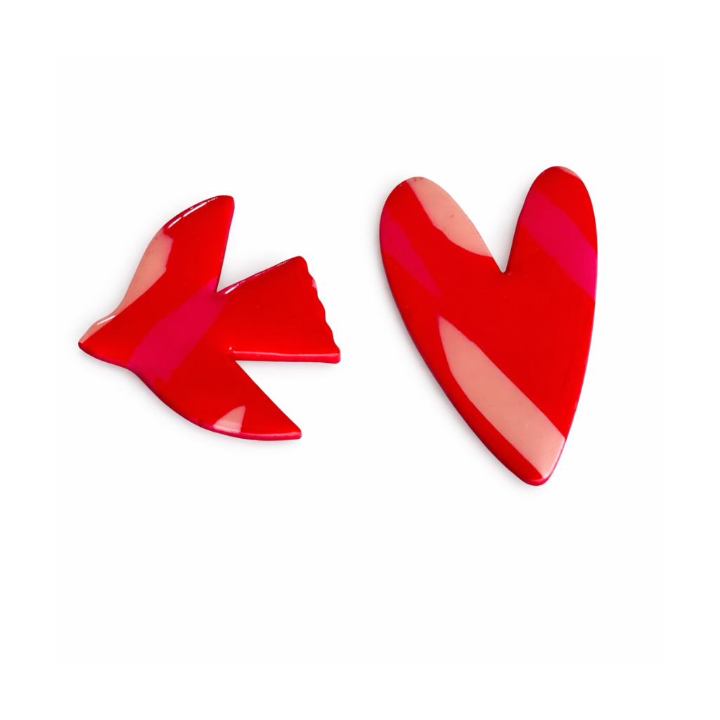 Broche oiseau et coeur rouge vernis