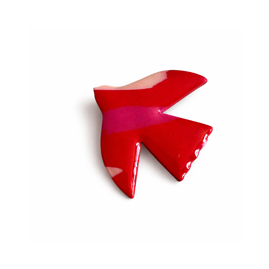 Broche oiseau et coeur rouge vernis