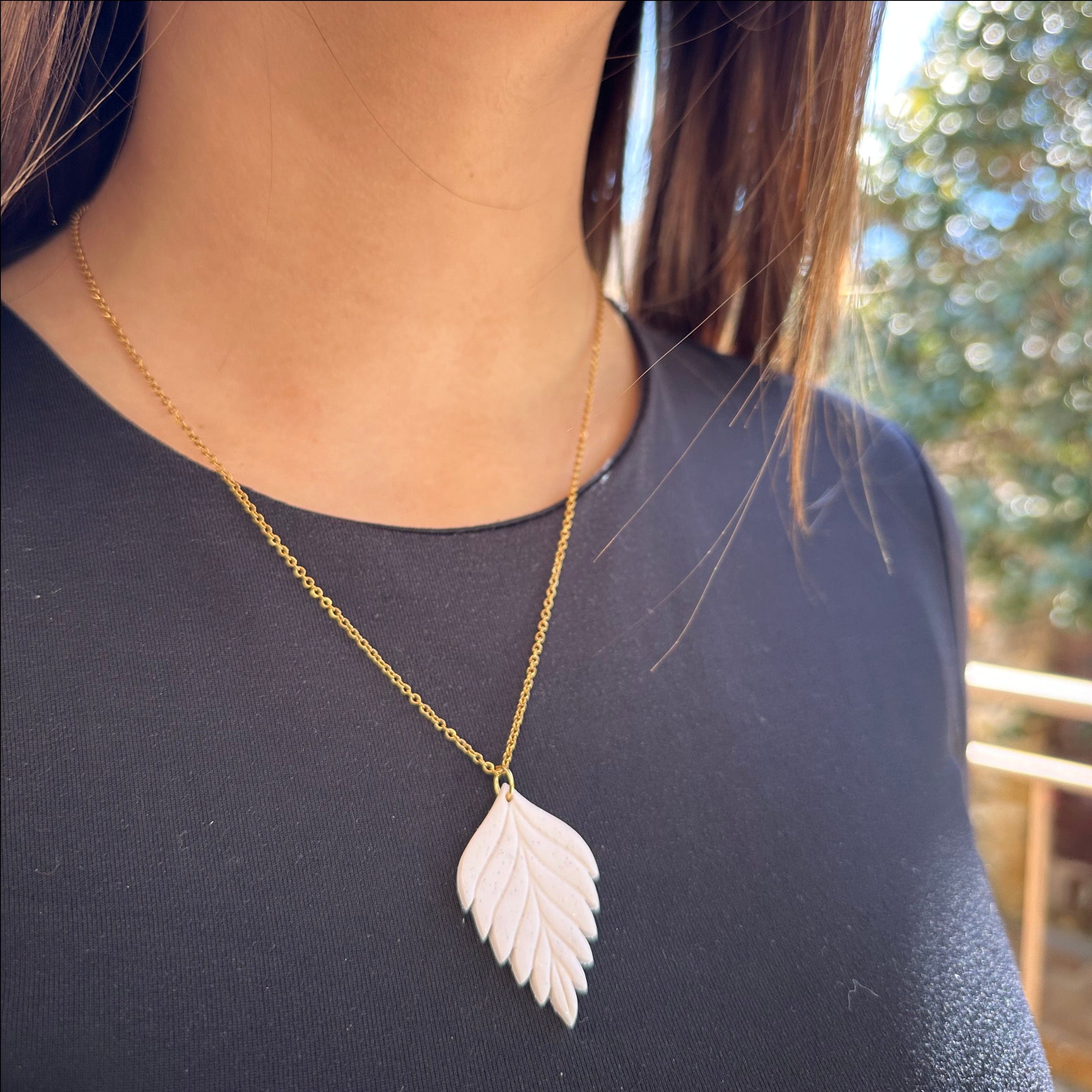 Collier feuille blanche