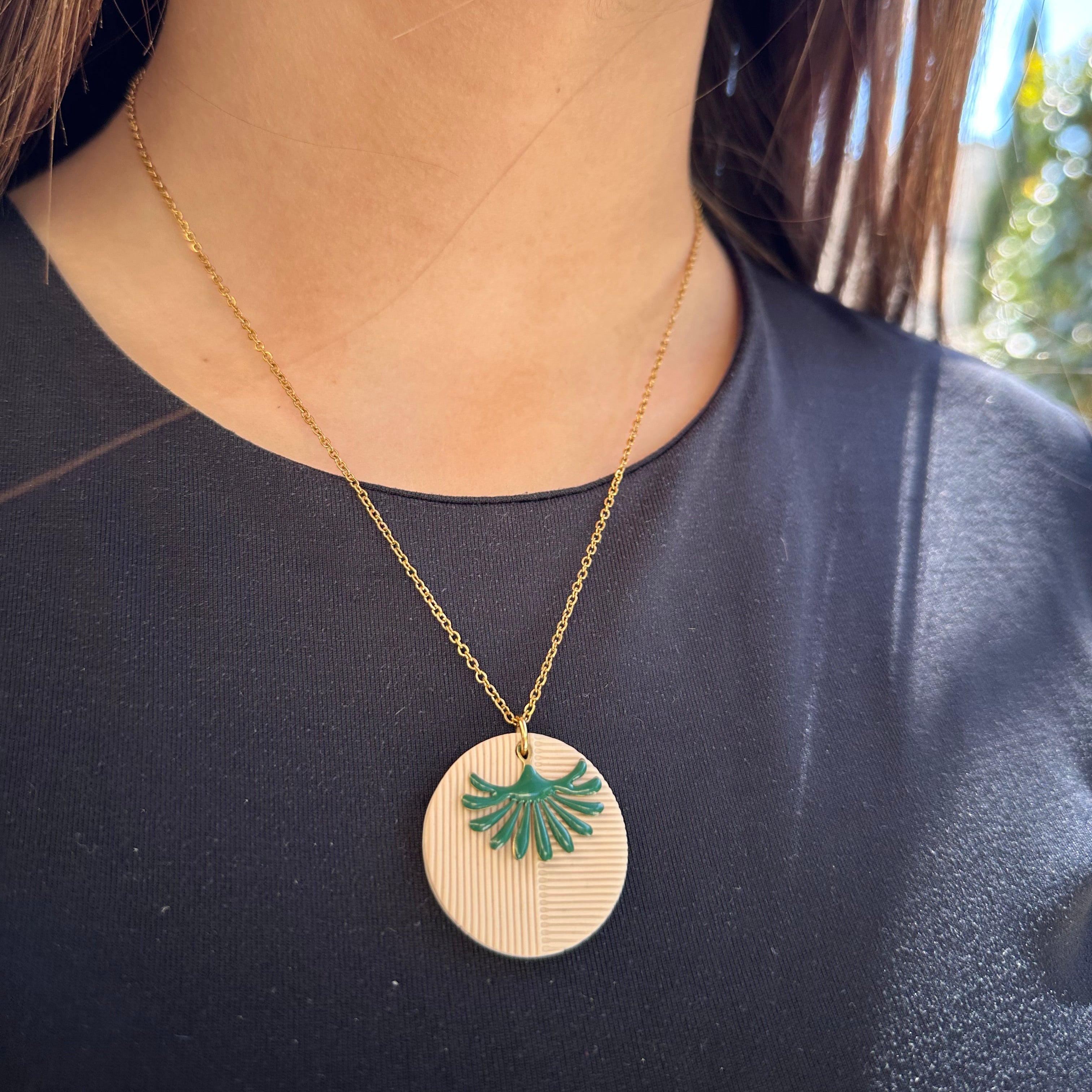 Collier texture et feuille verte
