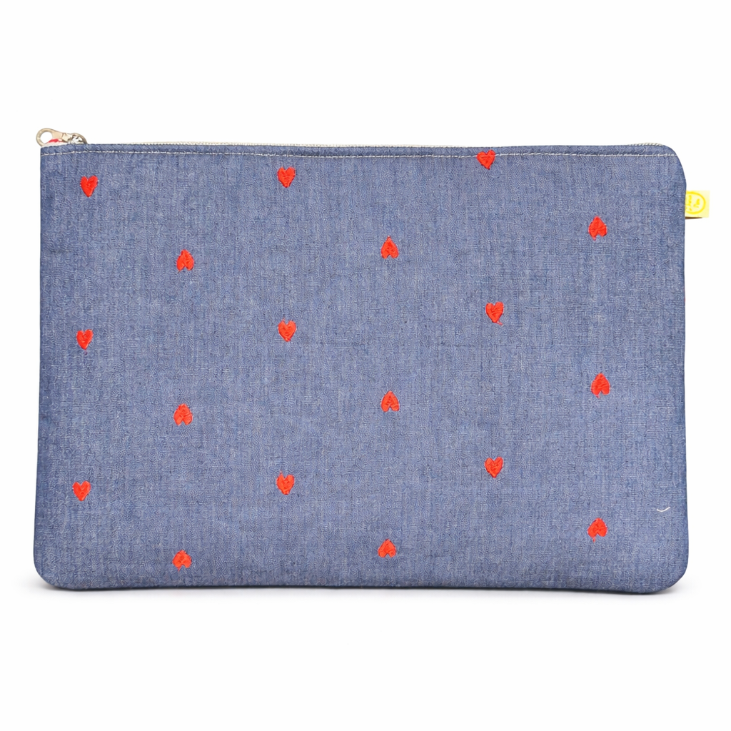 Housse d'ordinateur bleu jean et coeurs rouges brodés