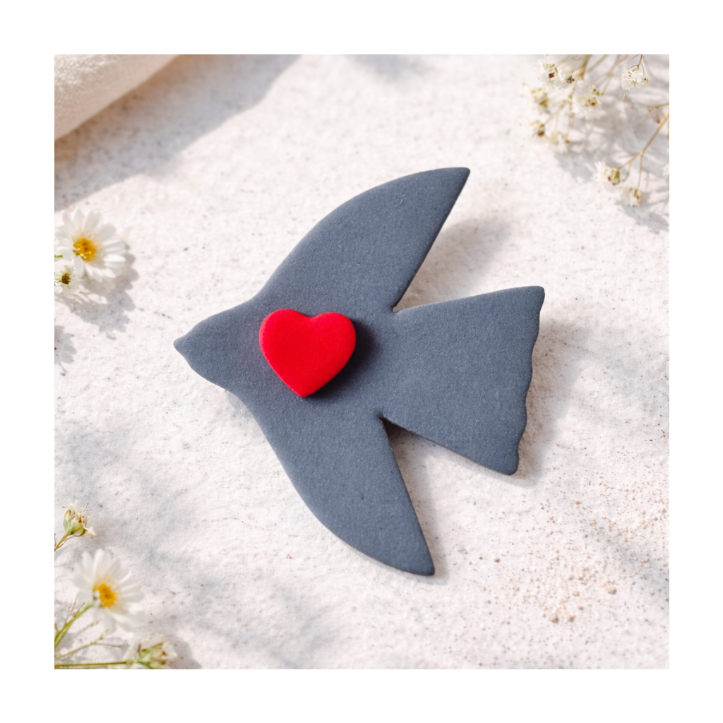 Broche oiseau Matisse avec coeur rouge