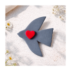 Broche oiseau Matisse avec coeur rouge