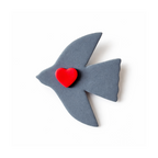 Broche oiseau Matisse avec coeur rouge
