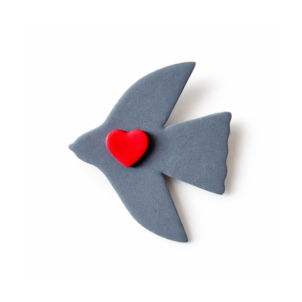 Broche oiseau Matisse avec coeur rouge