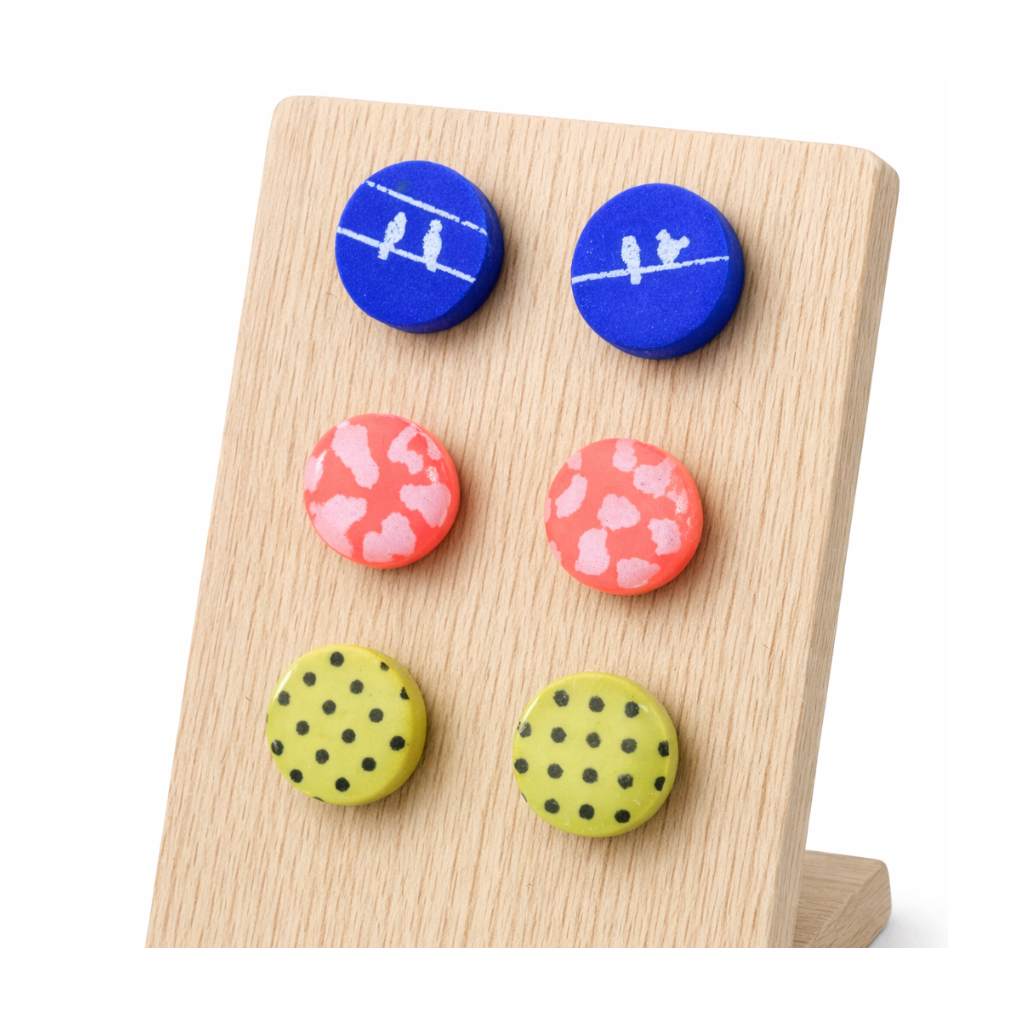 Puces d'oreilles bleu, rose ou jaune
