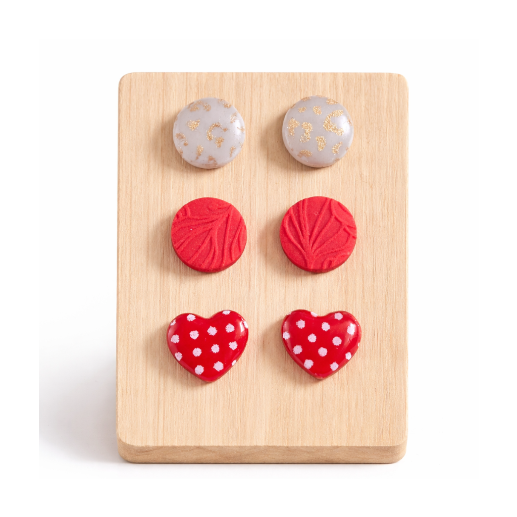 Puces d'oreilles blanc, rouge et coeurs