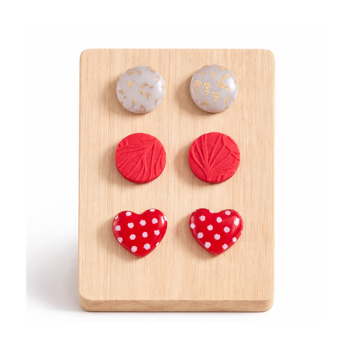 Puces d'oreilles blanc, rouge et coeurs