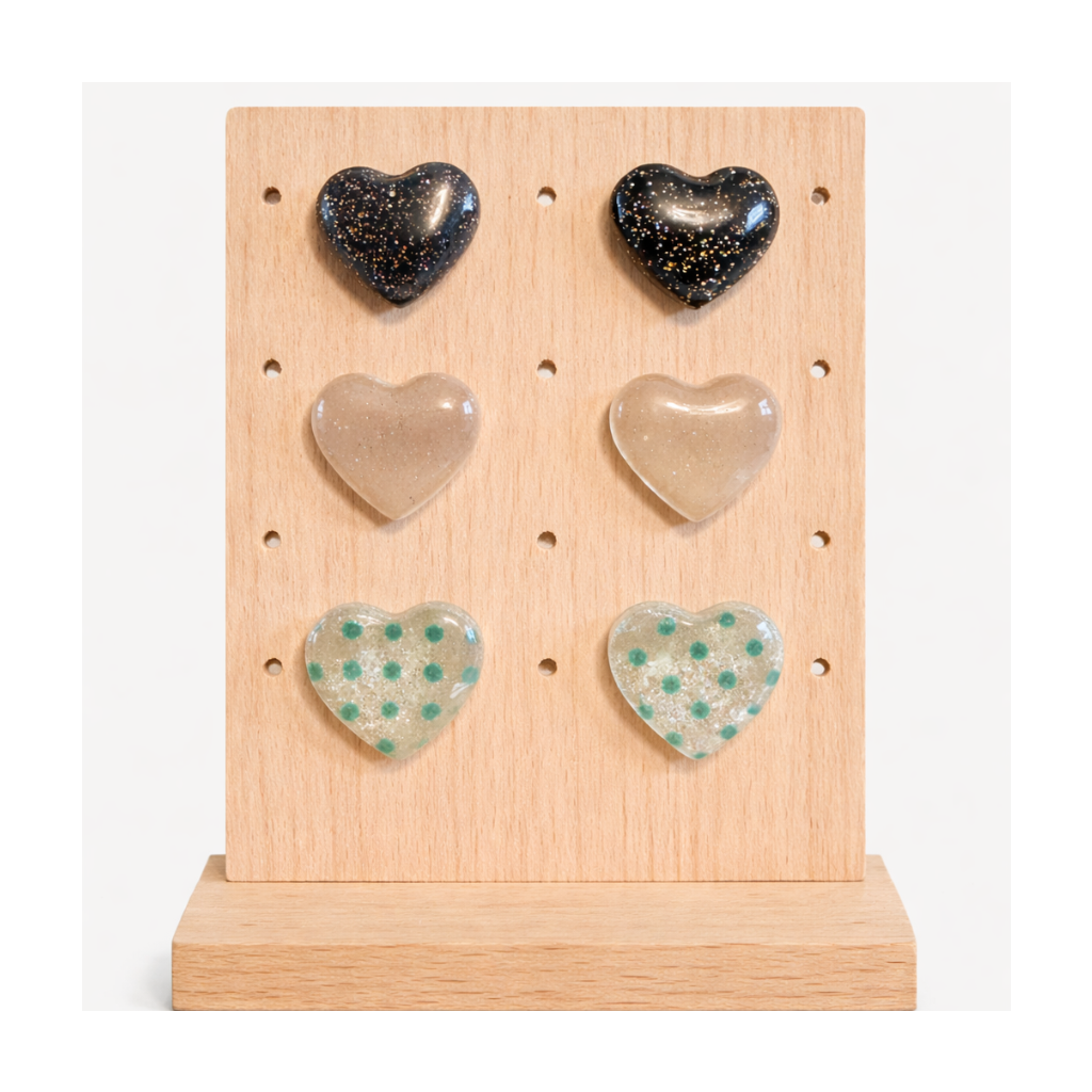 Puces d'oreilles coeurs noirs, beiges et verts